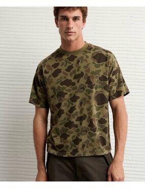 American Eagle Outfitters Men's Green Camo Crewneck Tee